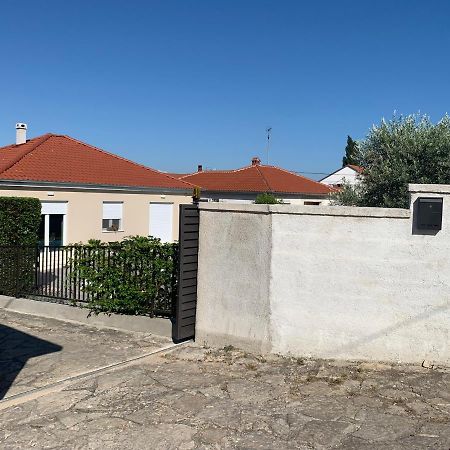 ザダル Tony'S House With Private Pool, Garden And Parkingヴィラ エクステリア 写真
